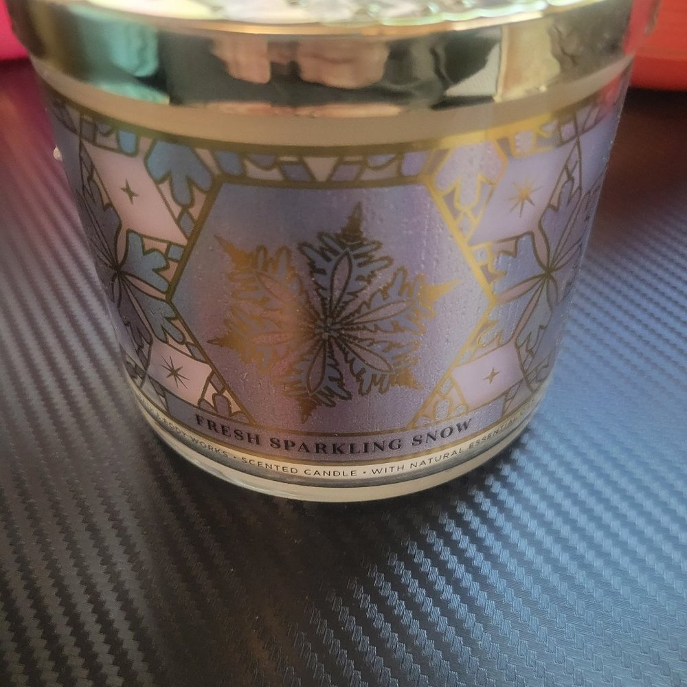 BATH AND BODYWORKS - FRESH SPARKLING SNOW - BRAND NEW 3 WICK